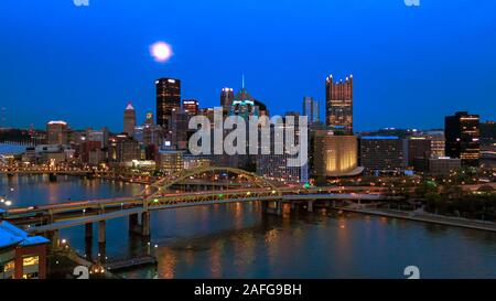Vollmond über Pittsburgh Skyline, Fort Duquesne Brücke über den Allegheny River vor, Antenne Panoramaaussicht Stockfoto