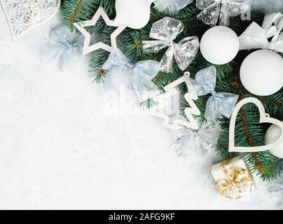 Weihnachten Hintergrund Rahmen in Silber gehalten und mit Weihnachtsschmuck, Weihnachtskarte, Platz für Text Stockfoto