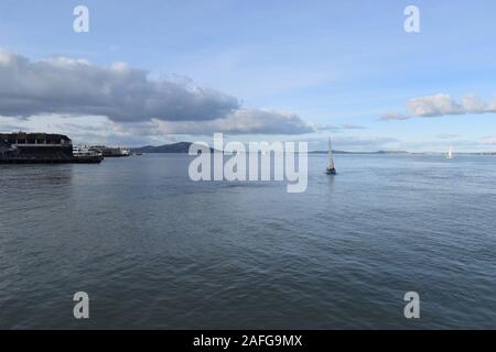 Kleine Segelboote Pass vor dem Embarcadero im Hafen von San Francisco. Stockfoto