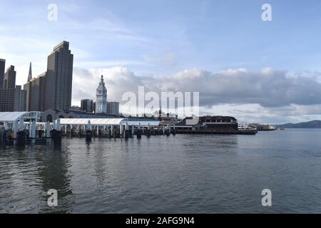 Blick auf das Ferry Building und Embarcadero Center von Pier 14. Stockfoto