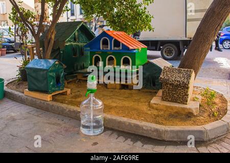 Istanbul, Türkei 8. September 2019. Unterstände für street Katzen durch die Einheimischen, die für Sie im Stadtteil Cihangir von Beyoglu, Istanbul Sorgfalt gebaut Stockfoto