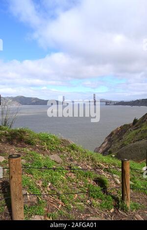Die Golden Gate Bridge liegt majestätisch in der Ferne. Stockfoto