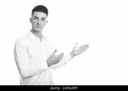 Studio shot Junger stattlicher Mann etwas angezeigt Stockfoto