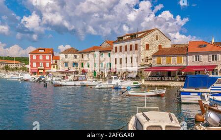 Die Adriatische Küstenstadt Stari Grad, Hvar, Insel Hvar, Kroatien. Vivid sky, Dachziegel, und Fassaden der Uferpromenade entfernt. Stockfoto