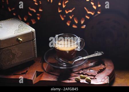 Aromatischer Kaffee auf einer hölzernen Hintergrund in einem Glas mug Stockfoto