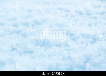 Zusammenfassung Hintergrund von frischen weißen Schnee Nahaufnahme. Winter Schneeflocken Textur. Schnee im Winter. Schnee Textur Blick von Oben auf den Schnee. Natürliche Winter Hintergrund Stockfoto
