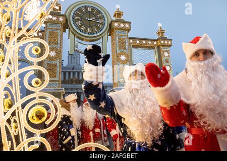 Moskau, Russland. 15. Dezember 2019 Leute in Vater Frost Kostüme mit einem wind band März während der Vater Frost Festival in VDNKh in Moskau, Russland Stockfoto