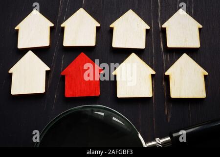 Immobilien Bewertung Konzept. Rot home Modell und Lupe. Haus der Jagd. Stockfoto