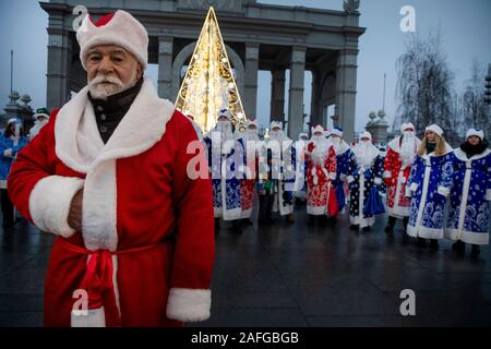 Moskau, Russland. 15. Dezember 2019 Leute in Vater Frost Kostüme mit einem wind band März während der Vater Frost Festival in VDNKh in Moskau, Russland Stockfoto