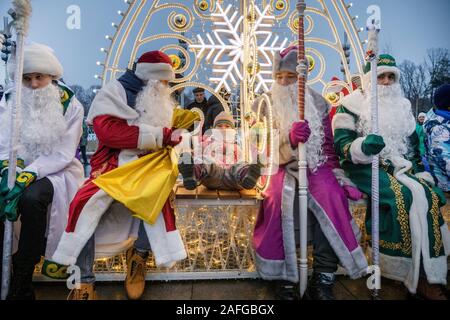 Moskau, Russland. 15. Dezember 2019 Leute in Vater Frost Kostüme mit einem wind band März während der Vater Frost Festival in VDNKh in Moskau, Russland Stockfoto