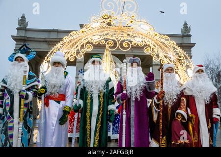 Moskau, Russland. 15. Dezember 2019 Leute in Vater Frost Kostüme mit einem wind band März während der Vater Frost Festival in VDNKh in Moskau, Russland Stockfoto