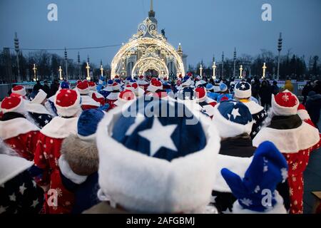 Moskau, Russland. 15. Dezember 2019 Leute in Vater Frost Kostüme mit einem wind band März während der Vater Frost Festival in VDNKh in Moskau, Russland Stockfoto