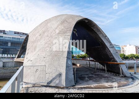 Madrid, Spanien - Dezember 9, 2019: Moderne Beton Brücke über den Manzanares in Madrid RIo. Stockfoto