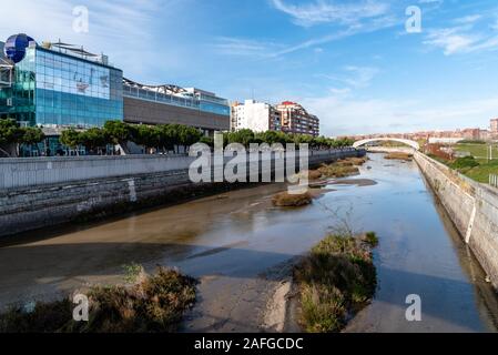 Madrid, Spanien - 9. Dezember 2019: Stadtbild von Manzanares in Madrid Rio. Stockfoto