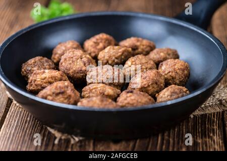 Teil des frischen Fleischbällchen (detaillierte Nahaufnahme) auf Holz- Hintergrund Stockfoto