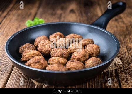 Gebratene Fleischbällchen (Nahaufnahme; selektive Fokus) auf einem alten Holztisch Stockfoto