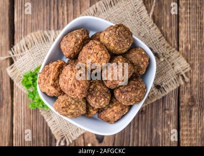 Teil des frischen Fleischbällchen (detaillierte Nahaufnahme) auf Holz- Hintergrund Stockfoto