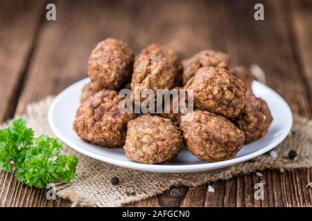 Teil des frischen Fleischbällchen (detaillierte Nahaufnahme) auf Holz- Hintergrund Stockfoto