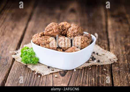 Teil des frischen Fleischbällchen (detaillierte Nahaufnahme) auf Holz- Hintergrund Stockfoto