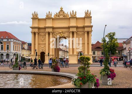 Berlin, Deutschland - 17. August 2019 - Brandenburger Tor mit Louise Square, Potsdam, Deutschland Stockfoto