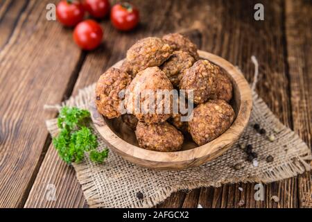 Teil des frischen Fleischbällchen (detaillierte Nahaufnahme) auf Holz- Hintergrund Stockfoto