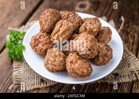 Teil des frischen Fleischbällchen (detaillierte Nahaufnahme) auf Holz- Hintergrund Stockfoto