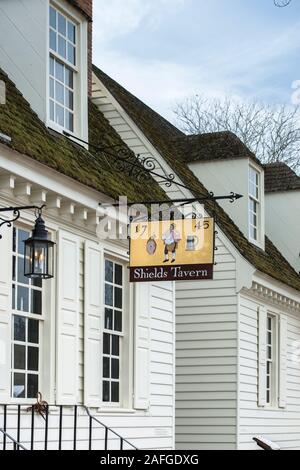 Schilde Taverne Exterieur mit den hängenden Taverne unterzeichnen. Stockfoto