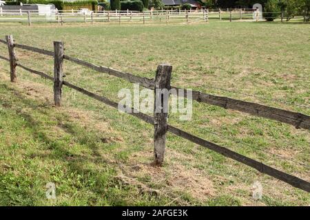 Ein schöner Garten Zaun aus Holz Stockfoto