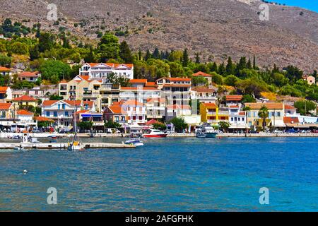 Einen atemberaubenden Blick über die Bucht in Richtung der schönen ehemaligen Fischerdorf Agia Effima, jetzt ein Hafen für Yachten. Bunte Häuser auf dem Berg hinter sich. Stockfoto