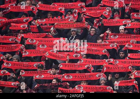 Mailand, Italien. 15 Dez, 2019. Anhänger der AC Mailand in der Serie A-Spiel zwischen dem AC Mailand und Sassuolo im Stadio San Siro, Mailand, Italien am 15. Dezember 2019. Foto: Mattia Ozbot. Nur die redaktionelle Nutzung, eine Lizenz für die gewerbliche Nutzung erforderlich. Keine Verwendung in Wetten, Spiele oder einer einzelnen Verein/Liga/player Publikationen. Credit: UK Sport Pics Ltd/Alamy leben Nachrichten Stockfoto