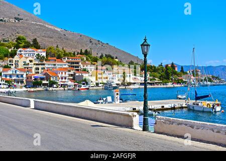 Einen atemberaubenden Blick über die Bucht in Richtung der schönen ehemaligen Fischerdorf Agia Effima, jetzt ein Hafen für Yachten. Bunte Häuser auf dem Berg hinter sich. Stockfoto