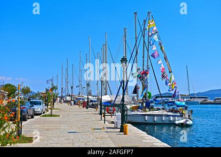 Ein Blick entlang der Uferstraße des hübschen traditionellen Fischerdorf Agia Effimia. Heute ein beliebter Hafen für Yachten und Sportboote. Stockfoto