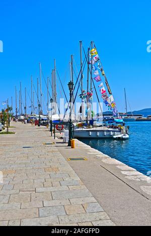 Ein Blick entlang der Uferstraße des hübschen traditionellen Fischerdorf Agia Effimia. Heute ein beliebter Hafen für Yachten und Sportboote. Stockfoto