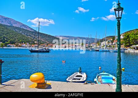 Ein herrlicher Blick über die Bucht in Richtung des hübschen Dorfes Agia Effimia, mit Yachten am Kai und bunten Häusern am Hang. Stockfoto