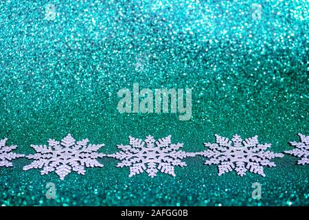 Defokussierten silber Weihnachten Dekorationen auf Biskaya türkis grün hinterlegt. Stockfoto