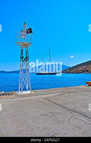 Ein Blick über die schöne Bucht bei Agia Effimia mit einer luxuriösen Yacht im Hafen. Hintergrund die Berge hinunter zum Meer. Stockfoto