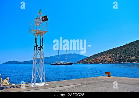 Ein Blick über die schöne Bucht bei Agia Effimia mit einer luxuriösen Yacht im Hafen. Hintergrund die Berge hinunter zum Meer. Stockfoto