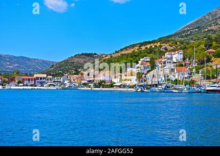 Ein Blick über die Bucht in Richtung der hübschen kleinen Dorf Agia Effimia an der Ostküste der Insel Kefalonia. Yachten festgemacht am Kai. Stockfoto