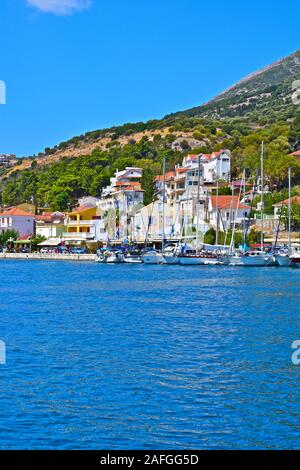 Ein Blick über die Bucht in Richtung der hübschen kleinen Dorf Agia Effimia an der Ostküste der Insel Kefalonia. Yachten festgemacht am Kai. Stockfoto