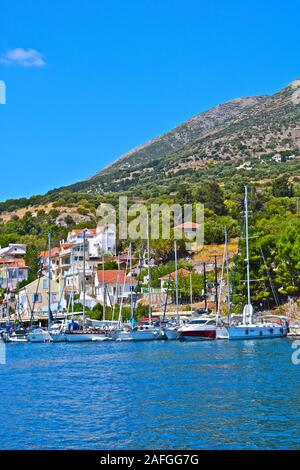 Ein Blick über die Bucht in Richtung der hübschen kleinen Dorf Agia Effimia an der Ostküste der Insel Kefalonia. Yachten festgemacht am Kai. Stockfoto