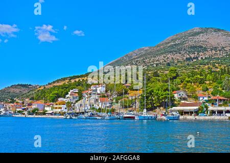 Ein Blick über die Bucht in Richtung der hübschen kleinen Dorf Agia Effimia an der Ostküste der Insel Kefalonia. Yachten festgemacht am Kai. Stockfoto