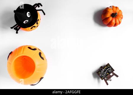 Halloween Spielzeug auf weißem Hintergrund durch die Dekoration Halloween. Dekoration der Einrichtung in Halloween und orange hinterlegt. Stockfoto