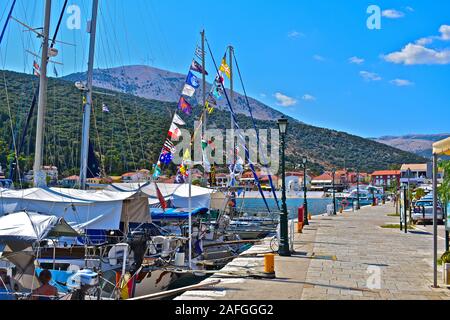 Ein Blick entlang der Uferstraße des hübschen traditionellen Fischerdorf Agia Effimia. Heute ein beliebter Hafen für Yachten und Sportboote. Stockfoto