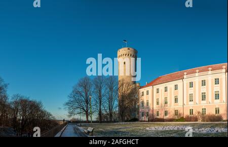 Tallinn, Estland. Ansicht der Oberen Burg der Stadt Ecke Turm hoch Hermann oder Pikk Hermann im sonnigen Wintertag. Panorama. Stockfoto