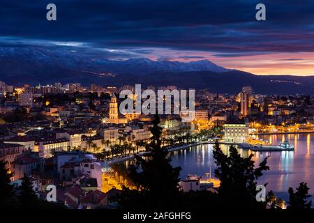 Panorama der Stadt Split im Morgengrauen, Dalmatien, Kroatien Stockfoto