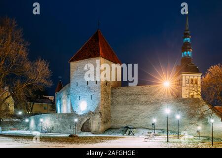 Tallinn, Estland. Mittelalterliche Turm Neitsitorn im Winter am Abend Nacht Illuminationen. UNESCO Wahrzeichen. Ziel Scenic Stockfoto