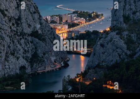 Den Cetina Fluss Delta in der Küstenstadt Omis an der Adria, Dalmatien, Kroatien Stockfoto