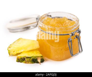 Ananas Marmelade isoliert auf weißem Hintergrund, selektiver Fokus, Nahaufnahme Stockfoto