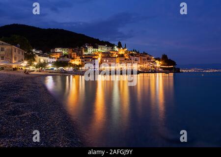 Küstenstadt Moscenicka Draga am Abend, Kvarner, Kroatien Stockfoto