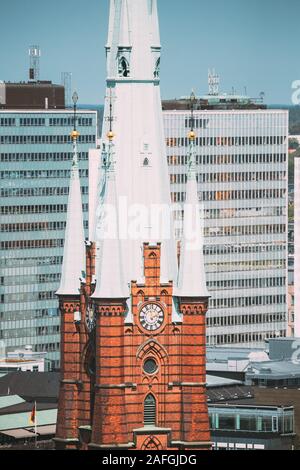 Stockholm, Schweden. Ansicht von St. Clara oder der Hl. Klara Kirche im Sommer Sonnige moderne Skyline Skyline. Close Up. Stockfoto